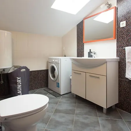 Awesome In Suhi Potok, Apartamento Jesenice (Split-Dalmatia)