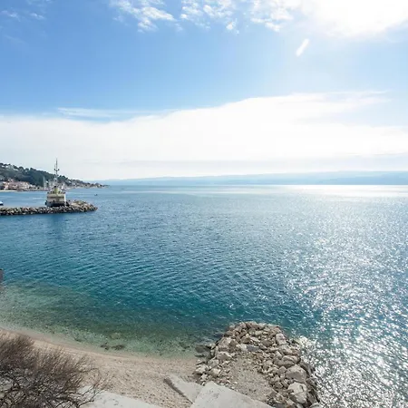 Awesome In Suhi Potok, Apartamento Jesenice (Split-Dalmatia)