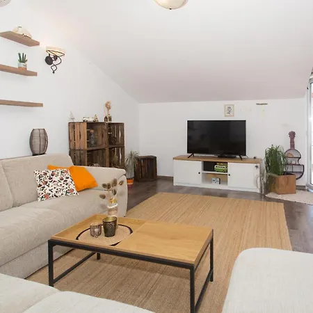 Apartamento Awesome In Suhi Potok,