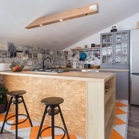 Awesome In Suhi Potok, Apartamento Jesenice (Split-Dalmatia)